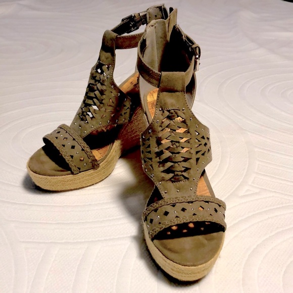 Guess Wedge Sandle - Picture 1 of 6